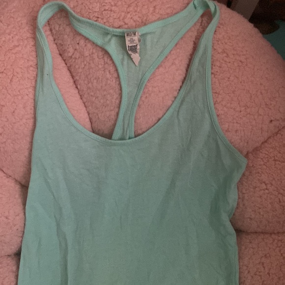 Size M, Under Armour tank - Picture 3 of 3